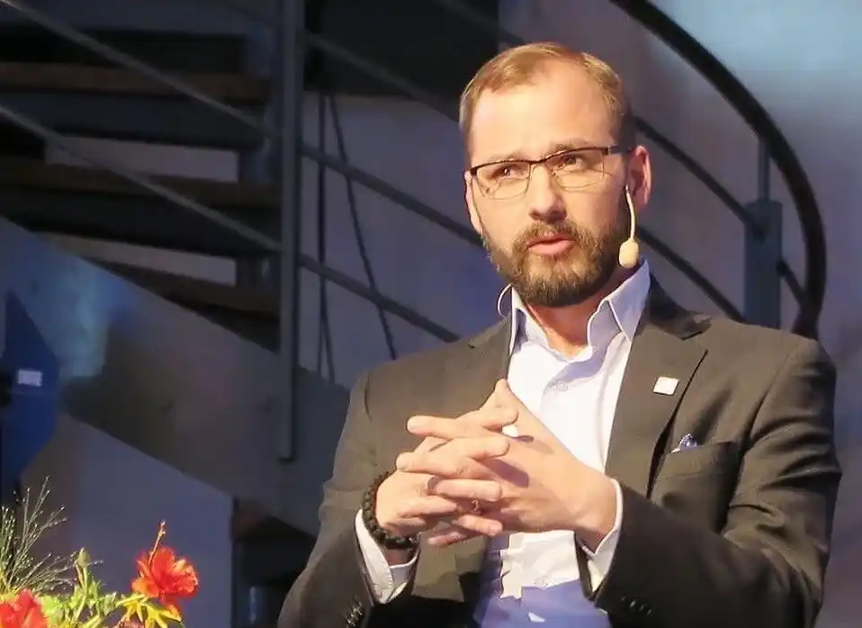 Martin Holmgren in a fancy suit speaking